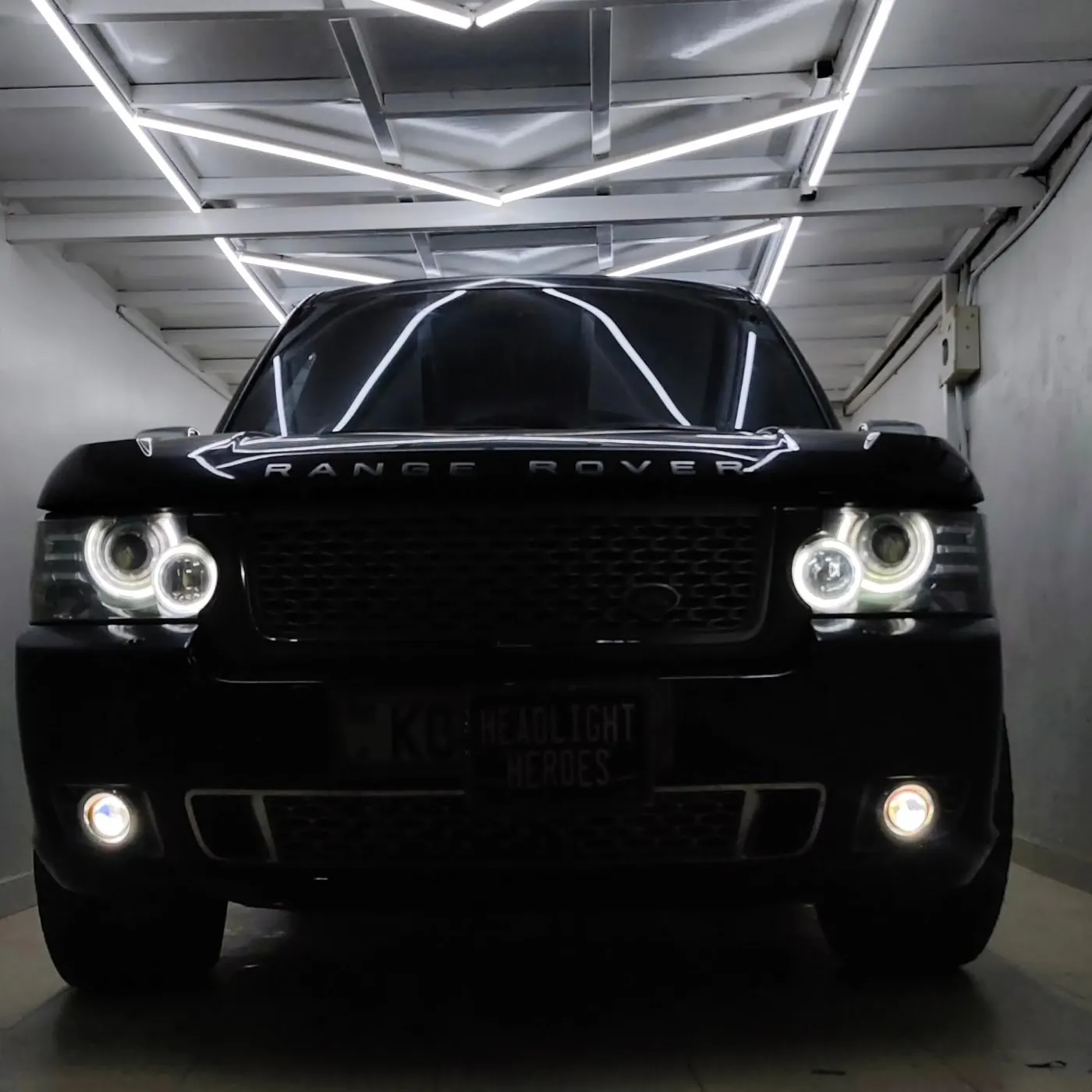 Range Rover with rings lit