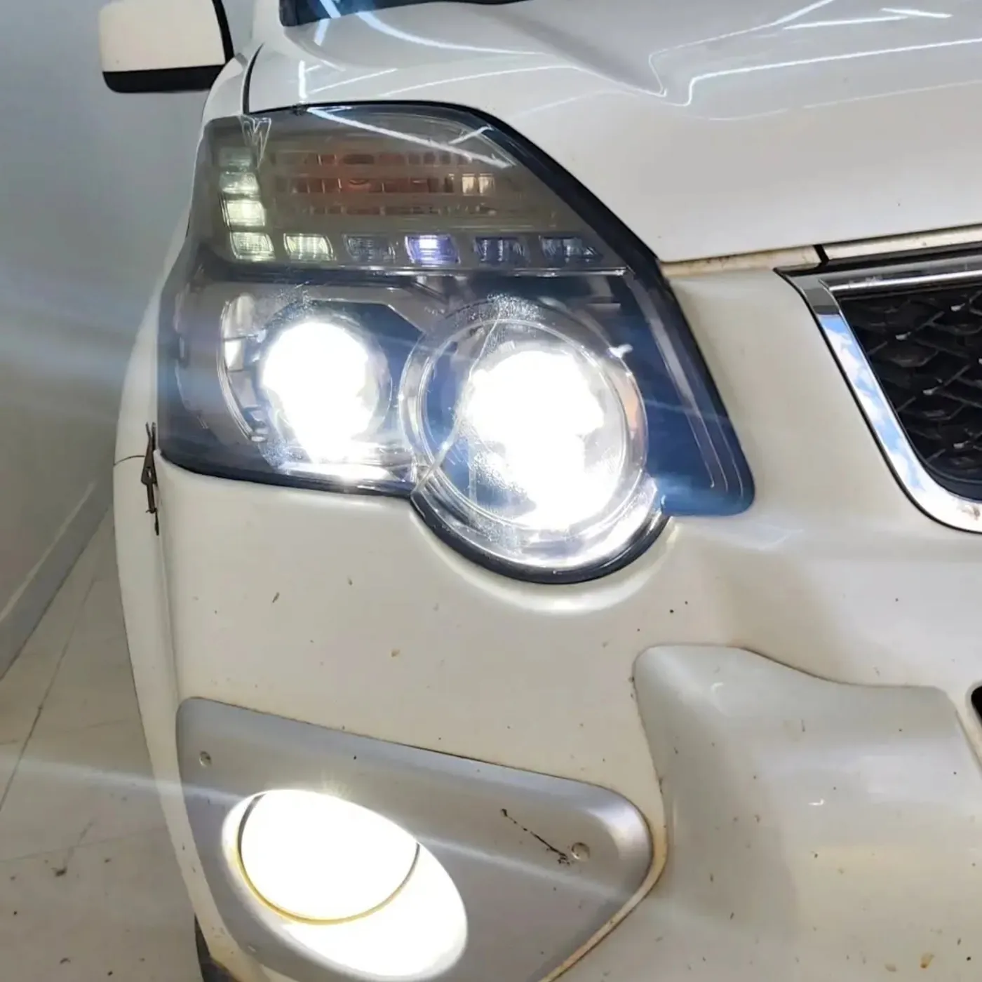 Twin projectors inside a headlight